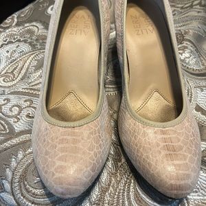 Naturalized nude chunky heel